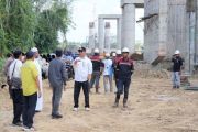 Kunjungi Jembatan Tumpung Laung, Shalahuddin tegaskan infrastruktur dan pendidikan jadi prioritas