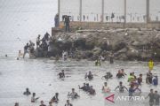 Krisis migrasi memanas di Ceuta, warga dan imigran terlibat bentrokan