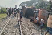 Sopir tewas, dump truk terbelah dua ditabrak kereta api di Perbaungan