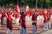 Pemkab Sumbawa Barat bagikan bendera merah putih