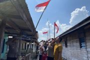 Polda Kepri bagikan bendera untuk suku laut di 3 pulau perbatasan