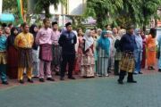 Semarakkan HUT Provinsi Riau, jajaran Kemenkum Riau laksanakan apel pagi dengan busana Melayu