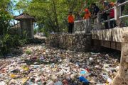 Cegah banjir, BPBD Lombok Timur bersihkan sampah di Sungai Ketapang