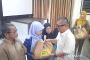 Pemprov Kepri salurkan 1.820 paket sembako bagi masyarakat sambut HUT RI