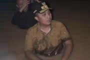 Aksi Vasko Ruseimy di tengah banjir Padang, berendam langsung bantu warga terdampak