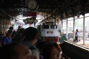 186.979 penumpang kereta api melalui stasiun di Daop 6