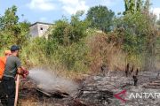 Petugas gabungan berjibaku padamkan karhutla di lima Desa Muara Enim