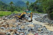 Tiga alat berat pemerintah tangani dampak banjir Padang
