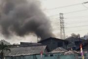 Sebanyak 65 personel damkar padamkan kebakaran rumah dekat Terminal UKI