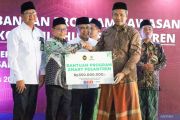Baznas bersama Menko PM salurkan bantuan pemberdayaan pesantren Gresik