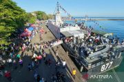 Ribuan warga Makassar antre naik kapal perang