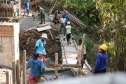 TNI-warga Ponjong gotong royong bangun jembatan untuk akses pertanian