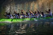 Selaju sampan tradisional di Padang
