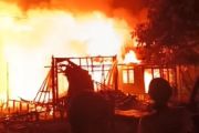 Kebakaran di Kapuas hanguskan enam rumah, barak dan gedung bulu tangkis