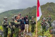 TNI dan warga Papua perkuat nasionalisme dengan kibarkan merah putih