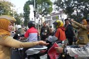 Pemkot Jakbar bagikan 8.000 bendera pada warga sambut HUT Ke-81 RI