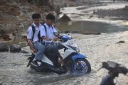 Warga menyeberangi sungai di Padang