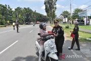 Sambut HUT RI, Kejari Pasaman Barat bagikan bendera merah putih kepada pengendara dan warga