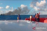 Tim SAR evakuasi penumpang KMP Putri Yasmin terbakar di Selat Lombok