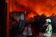 Kebakaran melanda pabrik bingkai di Duren Sawit Jaktim
