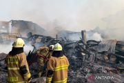 BPBD salurkan bantuan untuk korban kebakaran pabrik bingkai di Jaktim