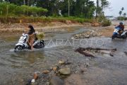 Warga menyeberangi sungai di Padang