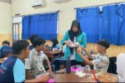 Mahasiswa PLP UMS ajak siswa SMA Batik 2 Surakarta memahami difusi dan osmosis melalui praktikum sederhana