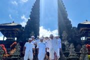Koster dan pejabat Pemprov sembahyang di Besakih sambut HUT ke-68