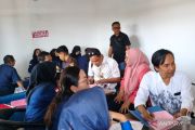 Kejari Mataram memasang gelang detektor pada enam tersangka COVID-19
