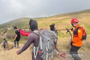 Tim SAR evakuasi WNA Prancis alami cedera di Gunung Rinjani