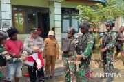 Satgas Yonif 511/DY bagikan bendera merah putih bagi warga Dabra