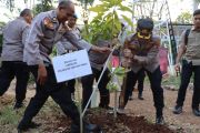 Polres Pelabuhan Tanjung Priok&nbsp;tanam pohon bareng warga sambut HUT RI
