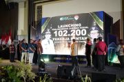Gubernur NTT menyerahkan kartu pekerja rentan untuk 102.200 pekerja