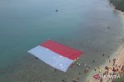 Sambut HUT RI, Lanal Banten bentangkan Merah Putih di laut