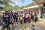 Sambut HUT RI, Komunitas Jurnalis Cross beri bantuan di Hambalang