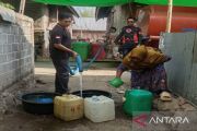 Pemkab Dompu menyalurkan 200 ribu liter air bersih atasi kekeringan
