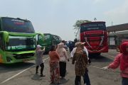 Unik, ada lomba tarik bus untuk emak-emak di Terminal Kalideres