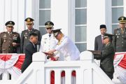 Catat sejarah, Wako Bukittinggi serahkan Bendera Pusaka dari Jam Gadang