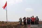 Relawan damkar di Palangka Raya kibarkan Merah Putih di lokasi karhutla