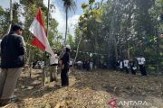 Warga ini upacara HUT ke-81 RI di hutan lindung