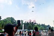 Warga abadikan momen atraksi pesawat tempur di Monas sambut HUT RI
