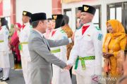 Bupati Dompu kukuhkan Paskibraka, menekankan persatuan dan disiplin