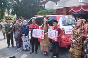 Anggota DPR serahkan ambulans gratis untuk warga di momen HUT RI