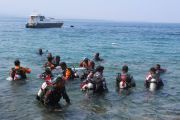 TNI AL kibarkan bendera Merah Putih di perairan Teluk Palu
