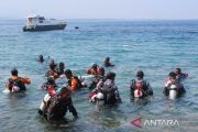 TNI AL kibarkan bendera Merah Putih di perairan Teluk Palu