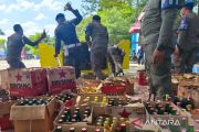 Di momen HUT ke-81 RI, Kolaka musnahkan 1.303 botol miras ilegal hasil razia