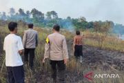 Polres OKU bersama warga padamkan karhutla di Kelurahan Sukajadi