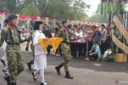 Siswi SMAN 1 Palembang pembawa baki pada Upacara HUT RI di Palembang