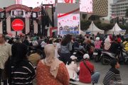 Warga antusias saksikan upacara penurunan bendera dari Bundaran HI