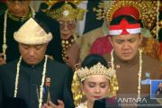 Setelan cokelat Seskab Teddy bawa nuansa tradisional yang kuat